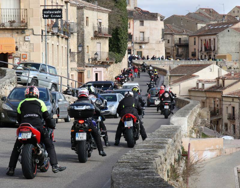 Los moteros de La Leyenda Continúa inundan con sus motos Sepúlveda (Segovia)