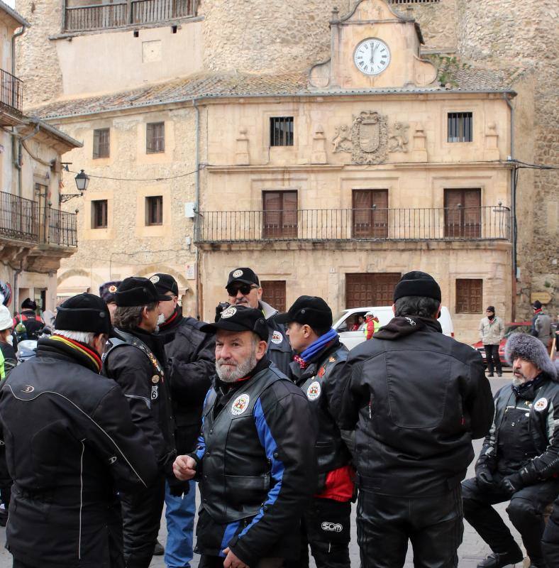 Los moteros de La Leyenda Continúa inundan con sus motos Sepúlveda (Segovia)