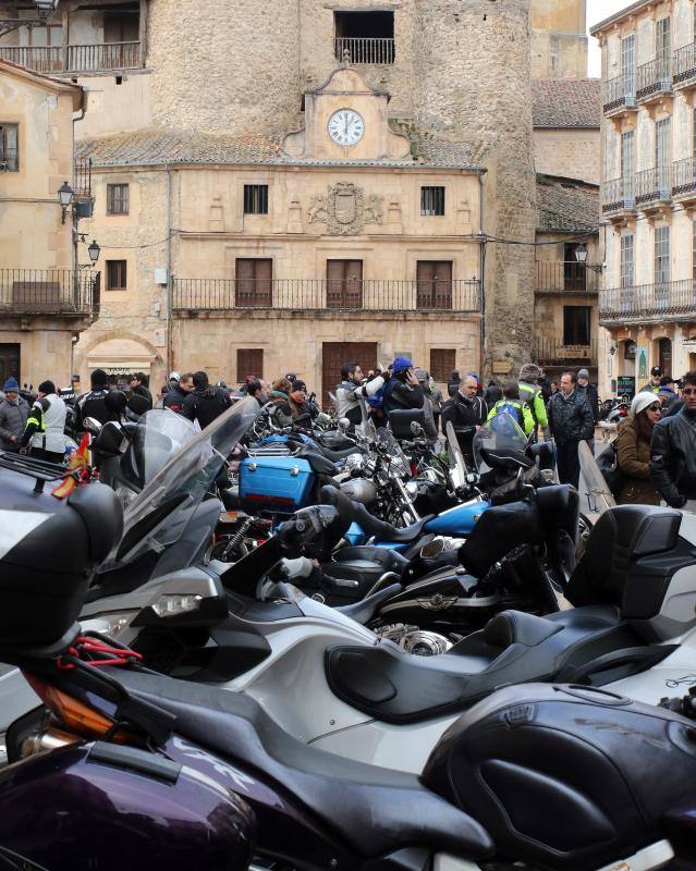 Los moteros de La Leyenda Continúa inundan con sus motos Sepúlveda (Segovia)