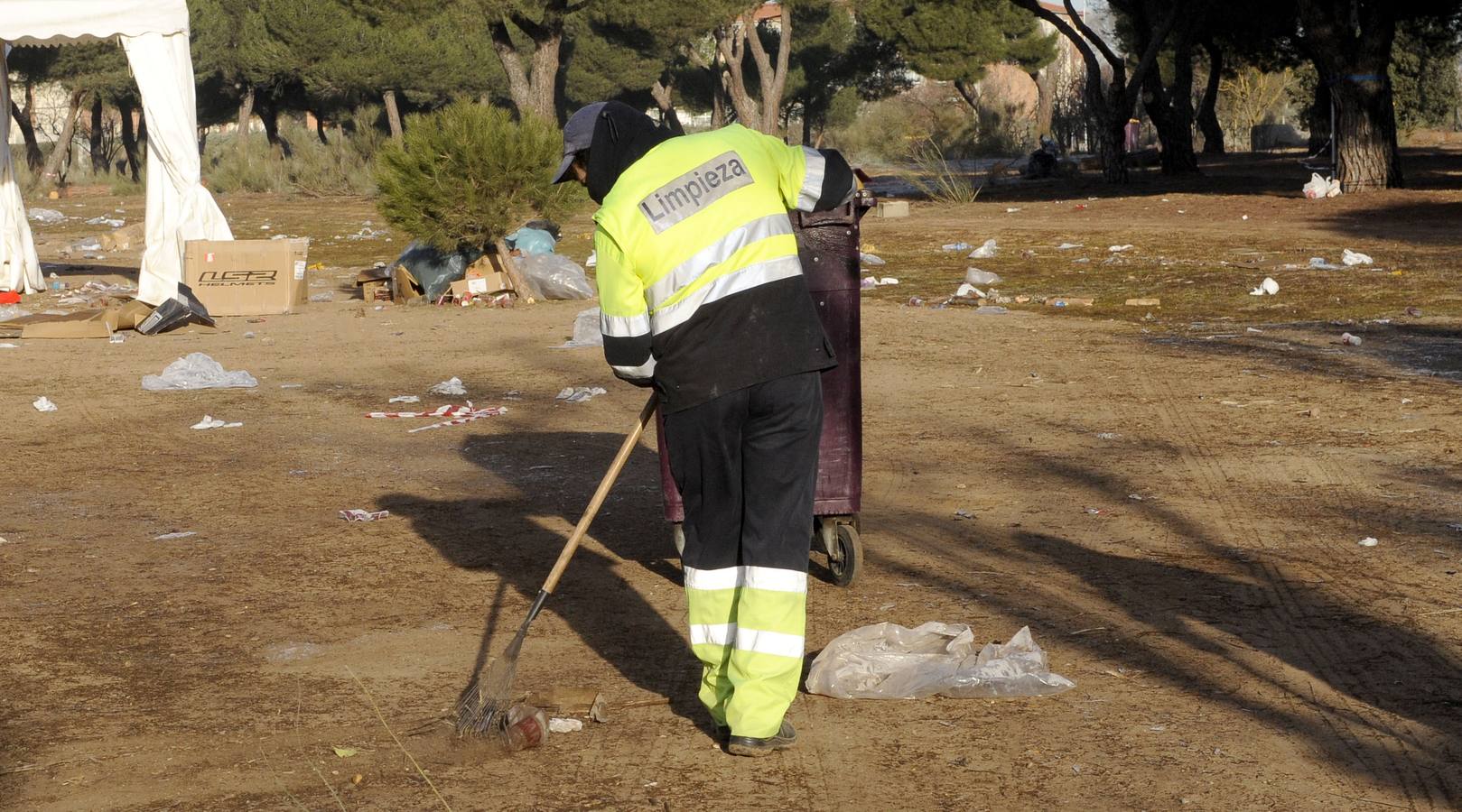 Trabajos de limpieza de los terrenos de la antigua Hípica tras el paso de Pingüinos