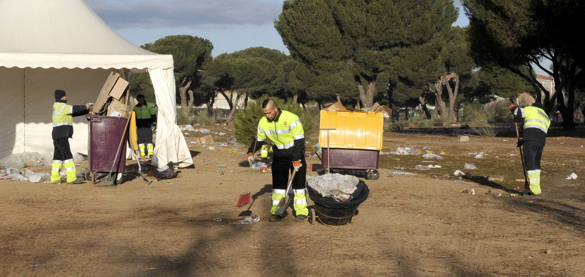 Trabajos de limpieza de los terrenos de la antigua Hípica tras el paso de Pingüinos