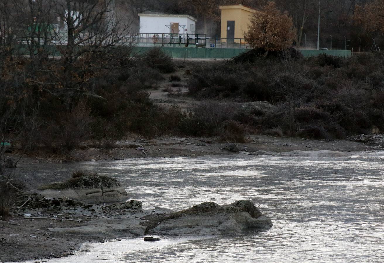 Las bajas temperaturas cubren de hielo el embalse del Pontón Alto de Segovia
