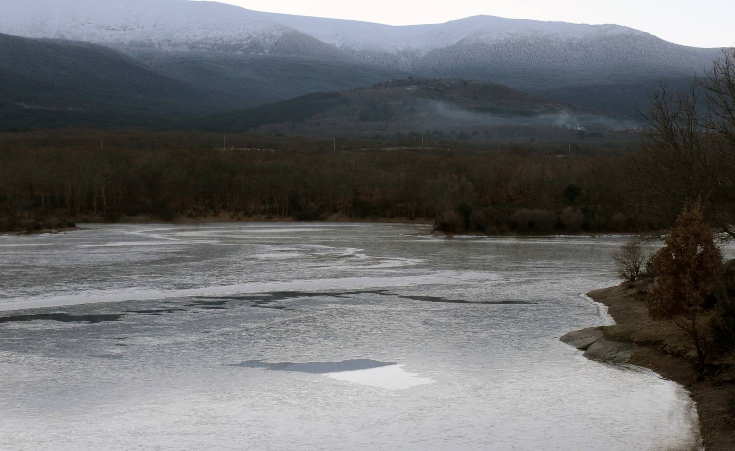 Las bajas temperaturas cubren de hielo el embalse del Pontón Alto de Segovia