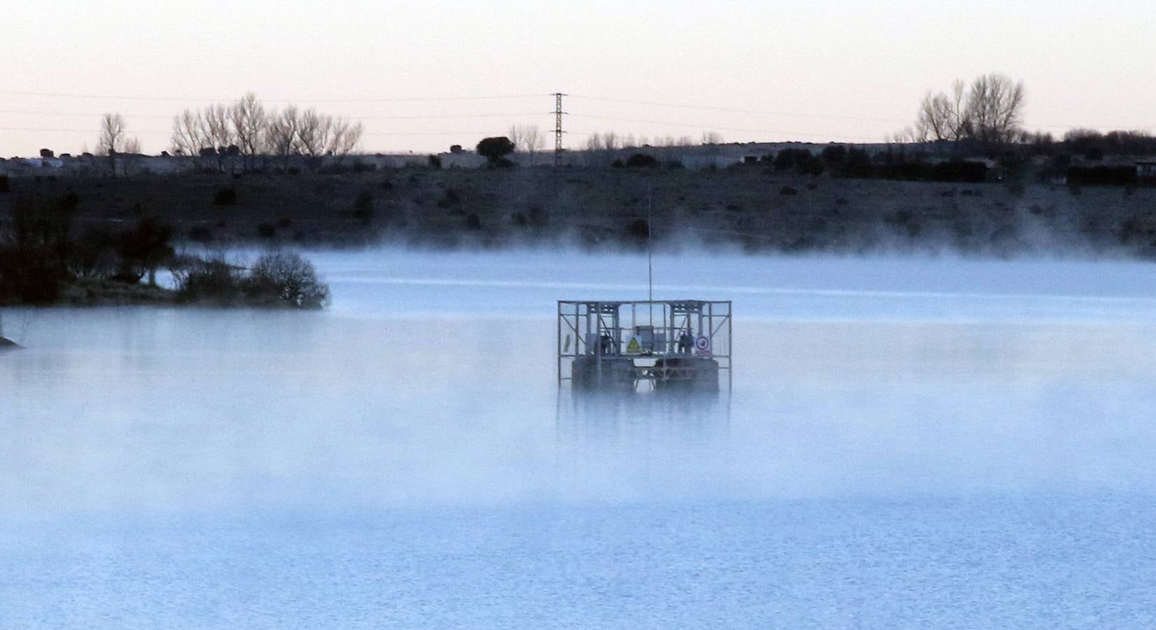 Las bajas temperaturas cubren de hielo el embalse del Pontón Alto de Segovia