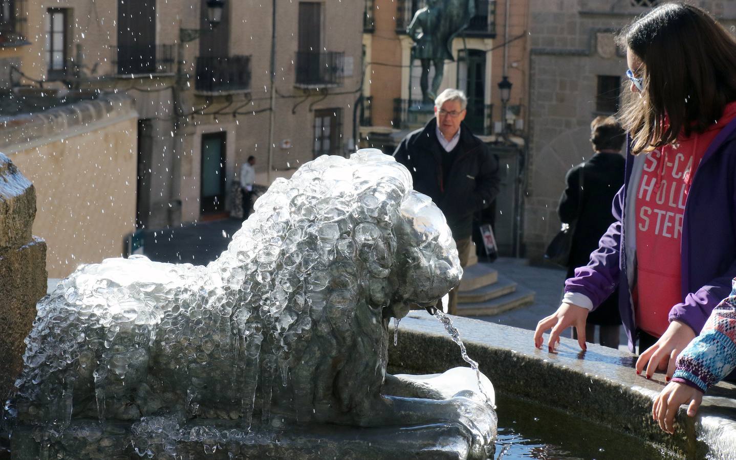 El frío hace tiritar a los segovianos
