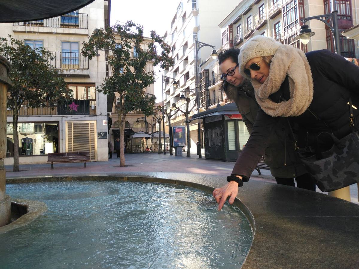 La fuente de la plaza de Santa Ana amaneció hoy con una capa de hielo.