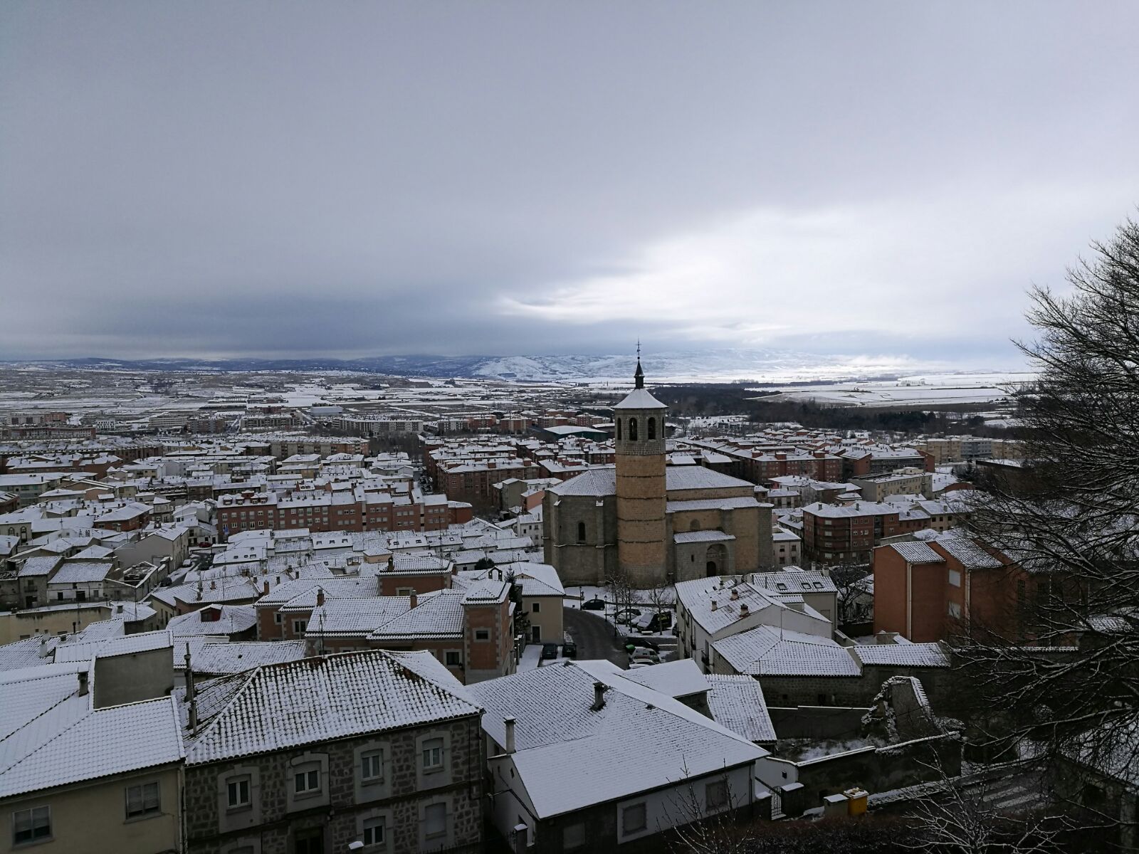 La capital abulense amaneció hoy cubierta de nieve.