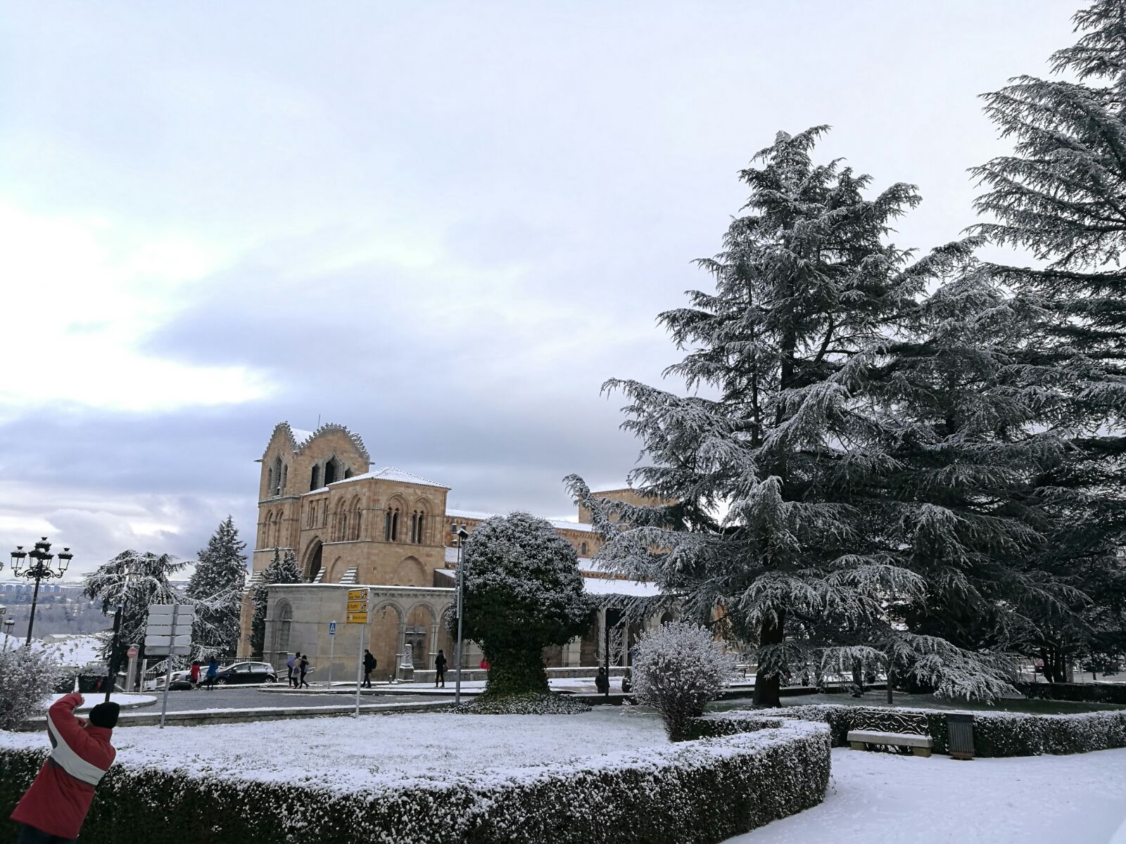 La capital abulense amaneció hoy cubierta de nieve.