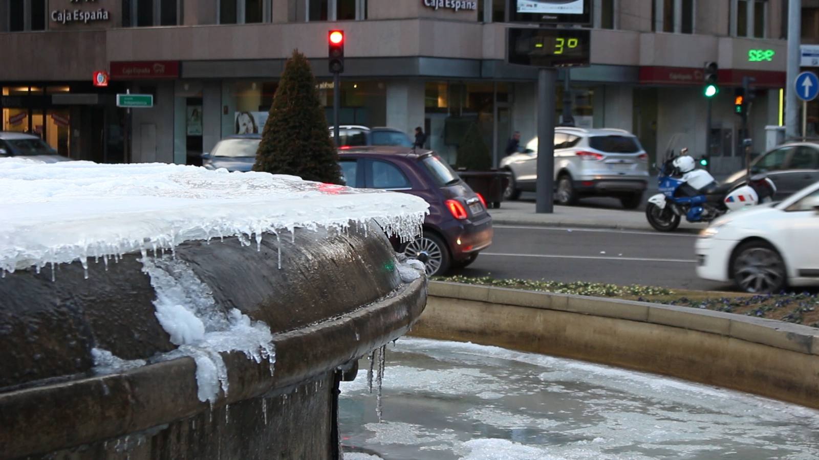 La fuente de Santo Domingo, en la capital leonesa, amaneció hoy totalmente congelada.