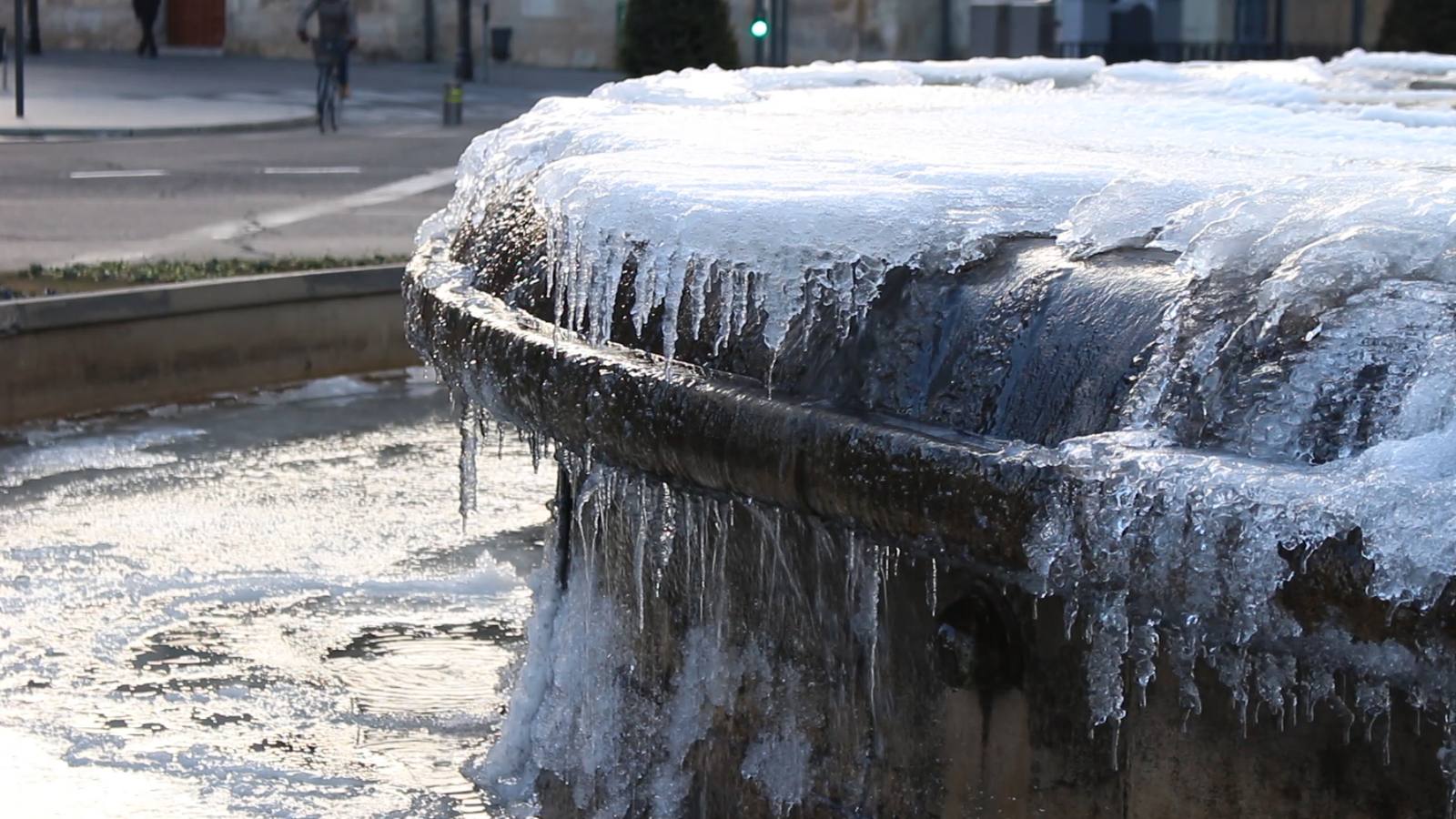 La fuente de Santo Domingo, en la capital leonesa, amaneció hoy totalmente congelada.
