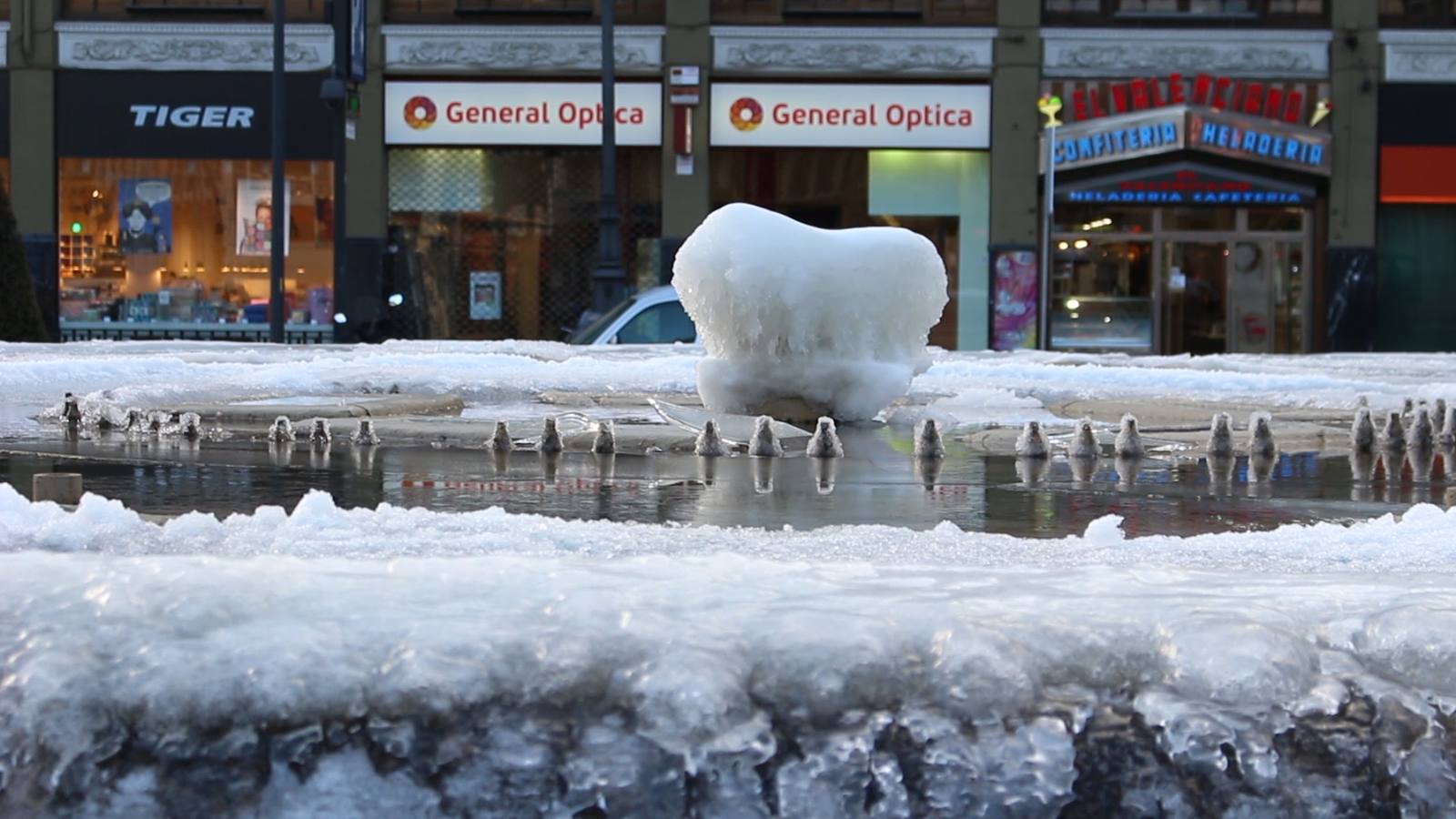La fuente de Santo Domingo, en la capital leonesa, amaneció hoy totalmente congelada.
