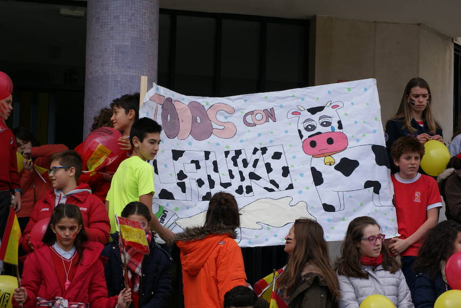 Manifestación de los niños del colegio San Agustín en contra de los cierres de Lauki y Dulciora