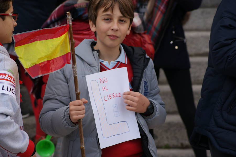 Manifestación de los niños del colegio San Agustín en contra de los cierres de Lauki y Dulciora