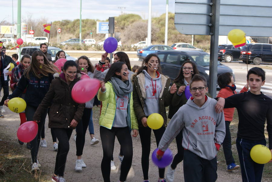 Manifestación de los niños del colegio San Agustín en contra de los cierres de Lauki y Dulciora