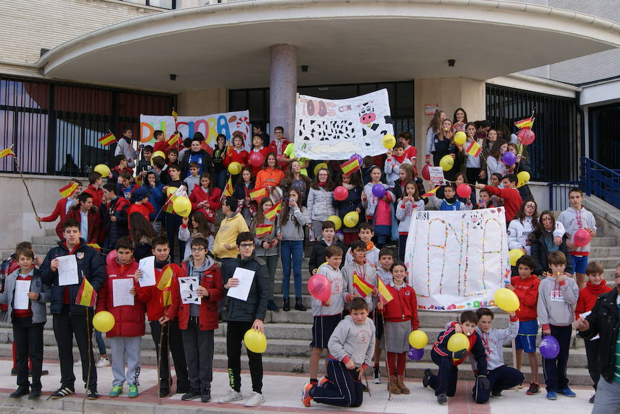 Manifestación de los niños del colegio San Agustín en contra de los cierres de Lauki y Dulciora