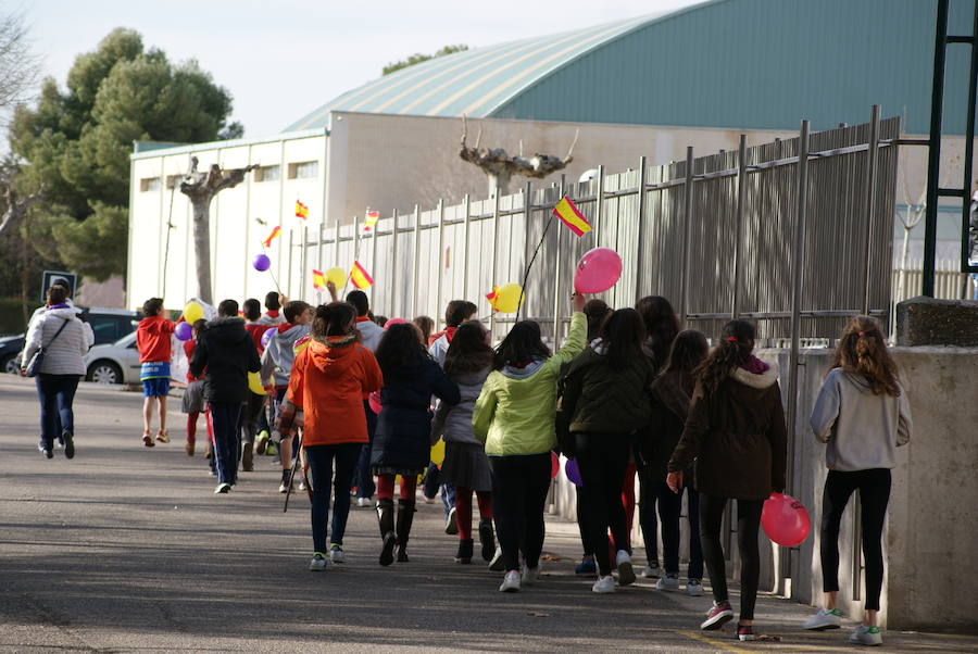 Manifestación de los niños del colegio San Agustín en contra de los cierres de Lauki y Dulciora