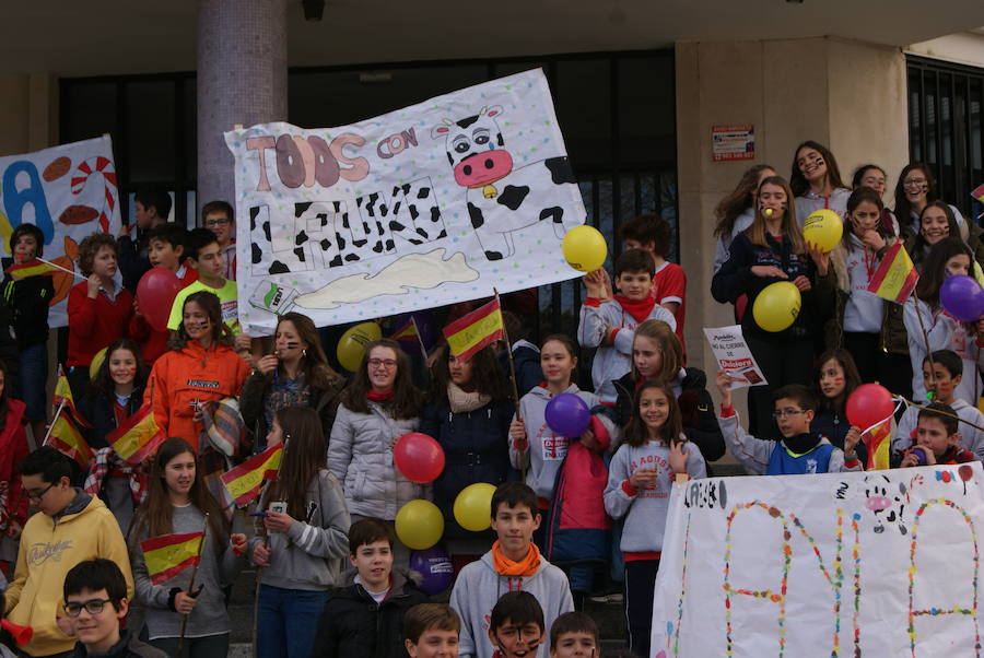 Manifestación de los niños del colegio San Agustín en contra de los cierres de Lauki y Dulciora