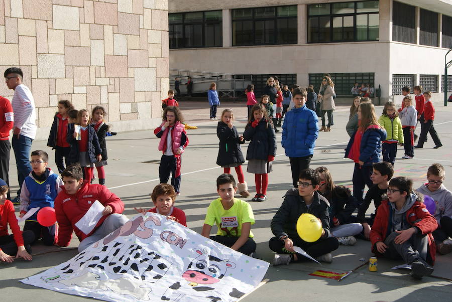 Manifestación de los niños del colegio San Agustín en contra de los cierres de Lauki y Dulciora