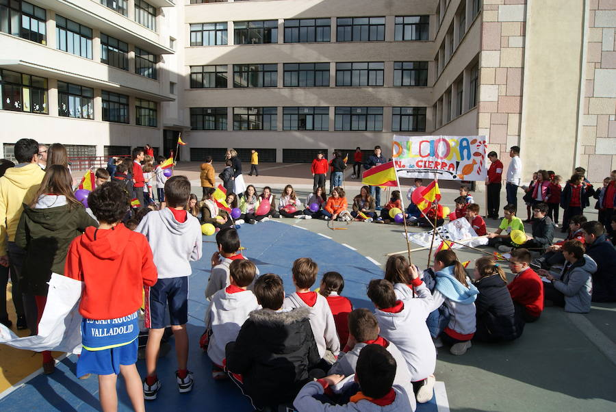 Manifestación de los niños del colegio San Agustín en contra de los cierres de Lauki y Dulciora