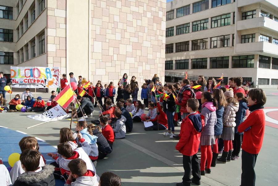 Manifestación de los niños del colegio San Agustín en contra de los cierres de Lauki y Dulciora