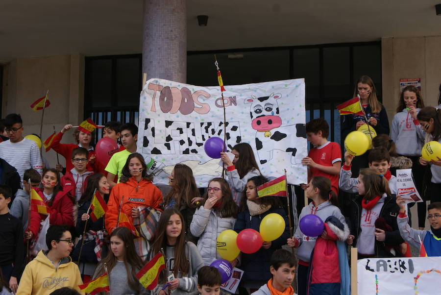 Manifestación de los niños del colegio San Agustín en contra de los cierres de Lauki y Dulciora