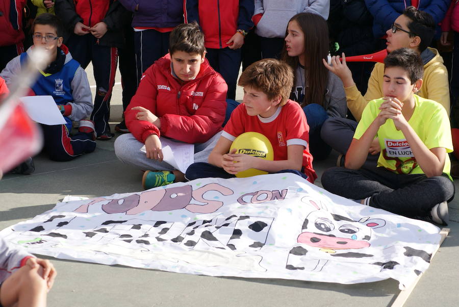 Manifestación de los niños del colegio San Agustín en contra de los cierres de Lauki y Dulciora