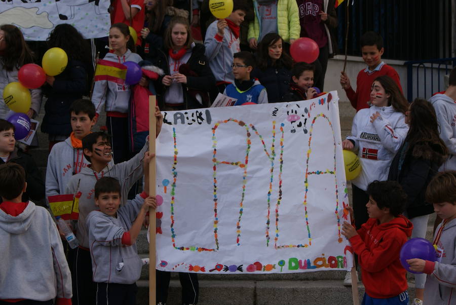 Manifestación de los niños del colegio San Agustín en contra de los cierres de Lauki y Dulciora