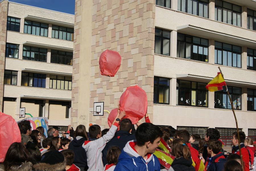 Manifestación de los niños del colegio San Agustín en contra de los cierres de Lauki y Dulciora