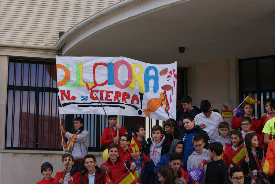 Manifestación de los niños del colegio San Agustín en contra de los cierres de Lauki y Dulciora