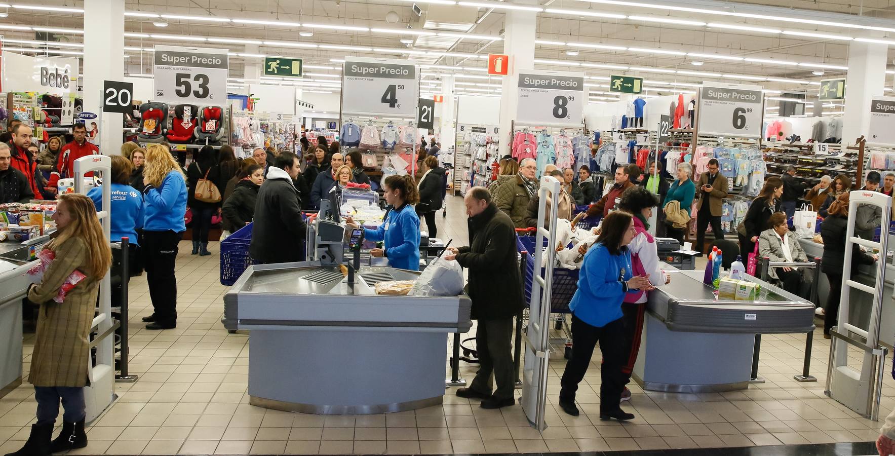 Cientos de clientes acuden el primer día de apertura del nuevo Carrefour en el centro comercial Vallsur