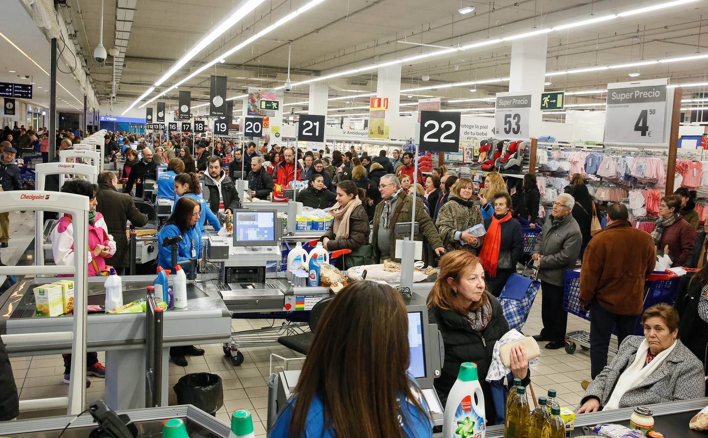 Cientos de clientes acuden el primer día de apertura del nuevo Carrefour en el centro comercial Vallsur