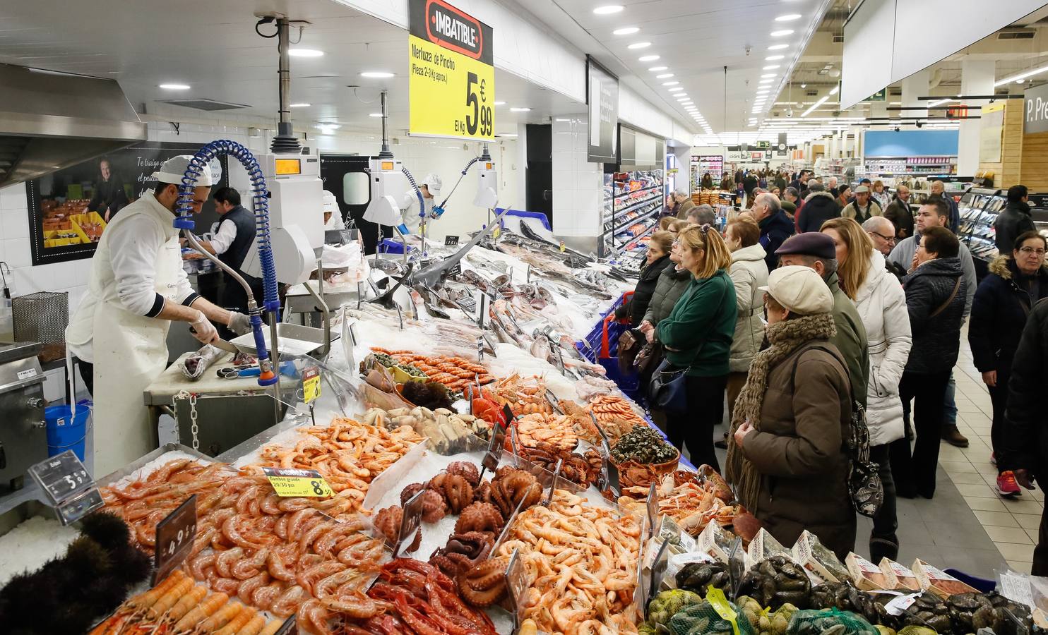 Cientos de clientes acuden el primer día de apertura del nuevo Carrefour en el centro comercial Vallsur