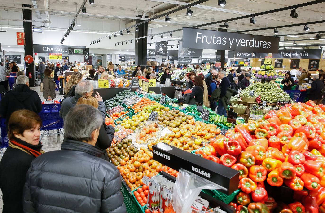 Cientos de clientes acuden el primer día de apertura del nuevo Carrefour en el centro comercial Vallsur