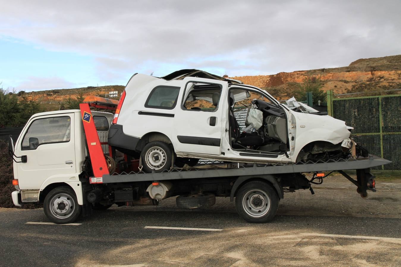 Fallece una mujer en una colisión entre un autobús y una furgoneta en Espirdo (Segovia)