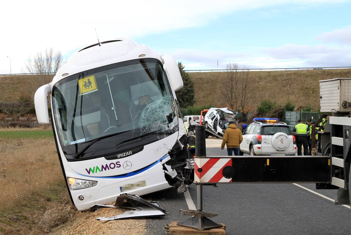 Fallece una mujer en una colisión entre un autobús y una furgoneta en Espirdo (Segovia)