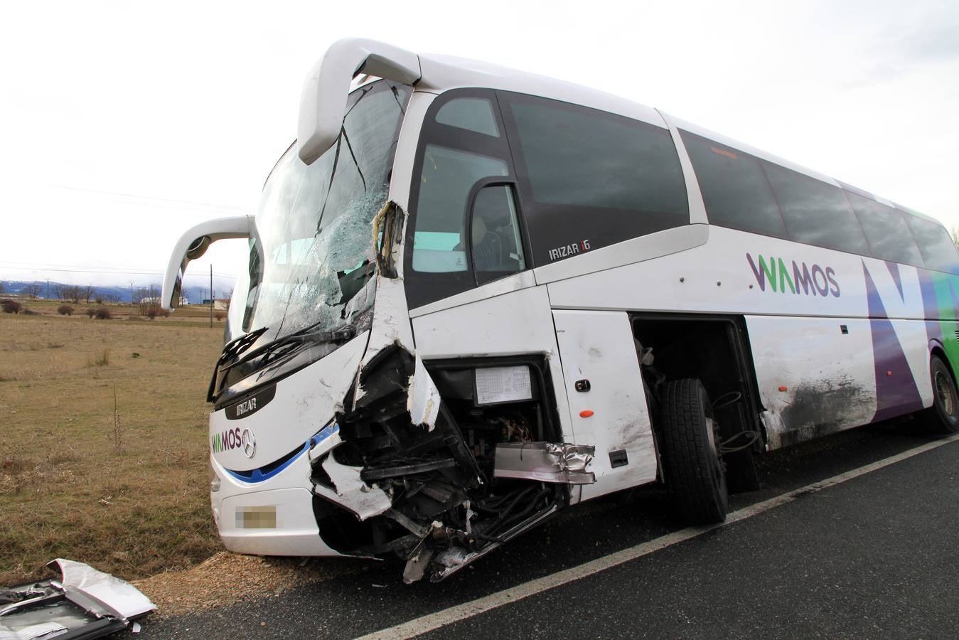 Fallece una mujer en una colisión entre un autobús y una furgoneta en Espirdo (Segovia)
