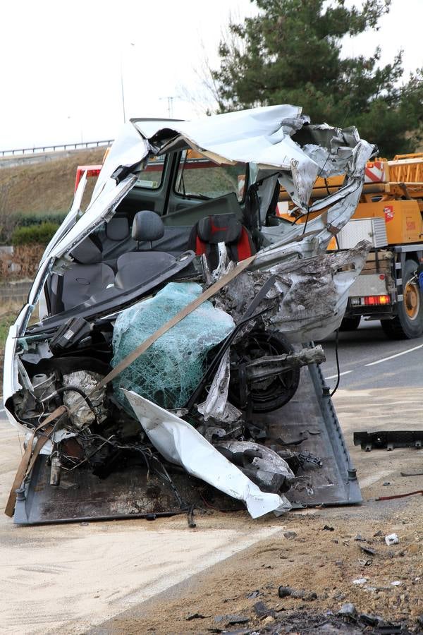 Fallece una mujer en una colisión entre un autobús y una furgoneta en Espirdo (Segovia)