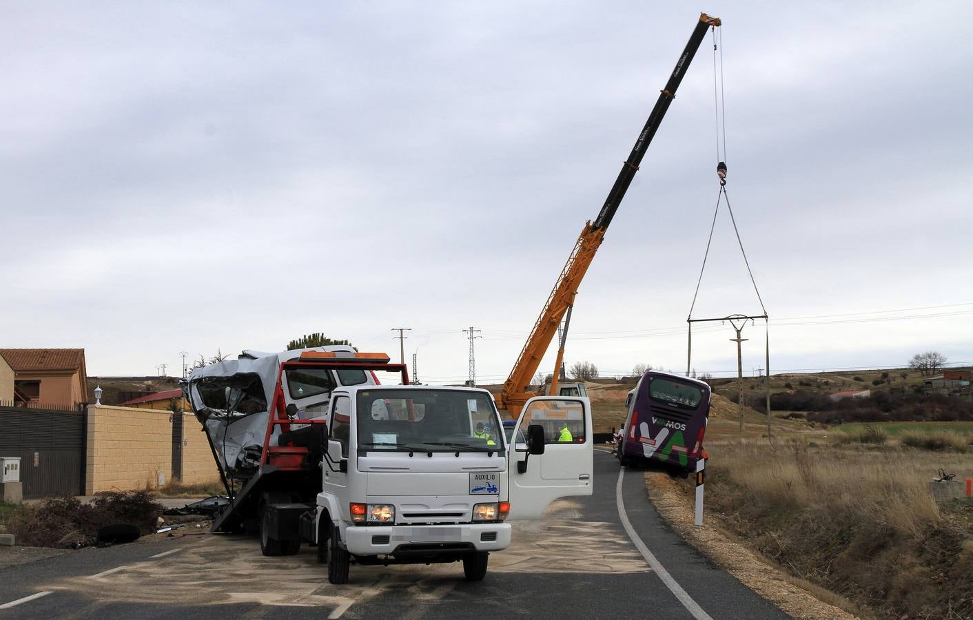 Fallece una mujer en una colisión entre un autobús y una furgoneta en Espirdo (Segovia)