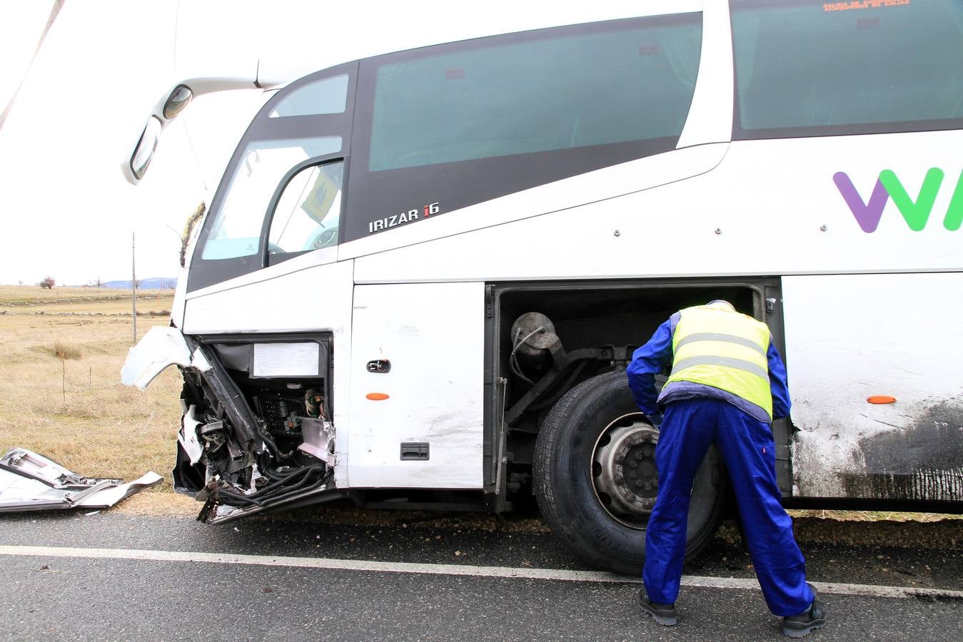 Fallece una mujer en una colisión entre un autobús y una furgoneta en Espirdo (Segovia)