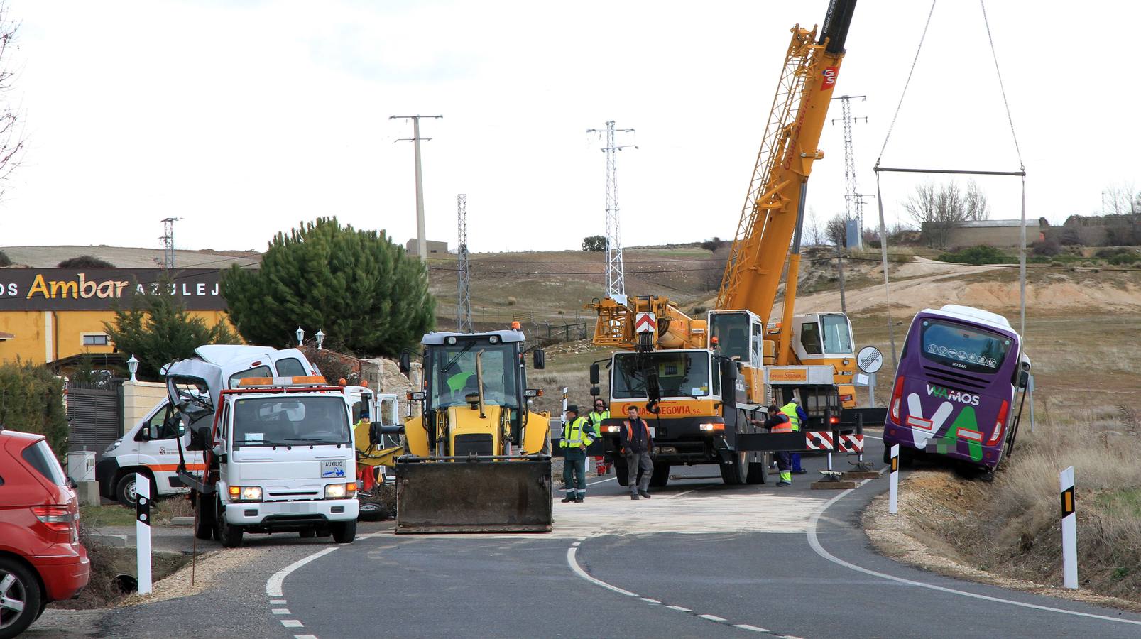Fallece una mujer en una colisión entre un autobús y una furgoneta en Espirdo (Segovia)