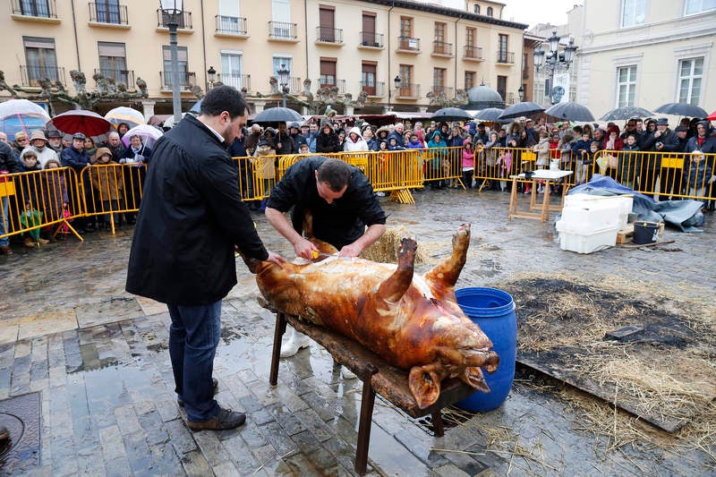 Cientos de palentinos reviven en la Plaza Mayor la matanza del cerdo