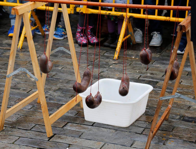 Cientos de palentinos reviven en la Plaza Mayor la matanza del cerdo
