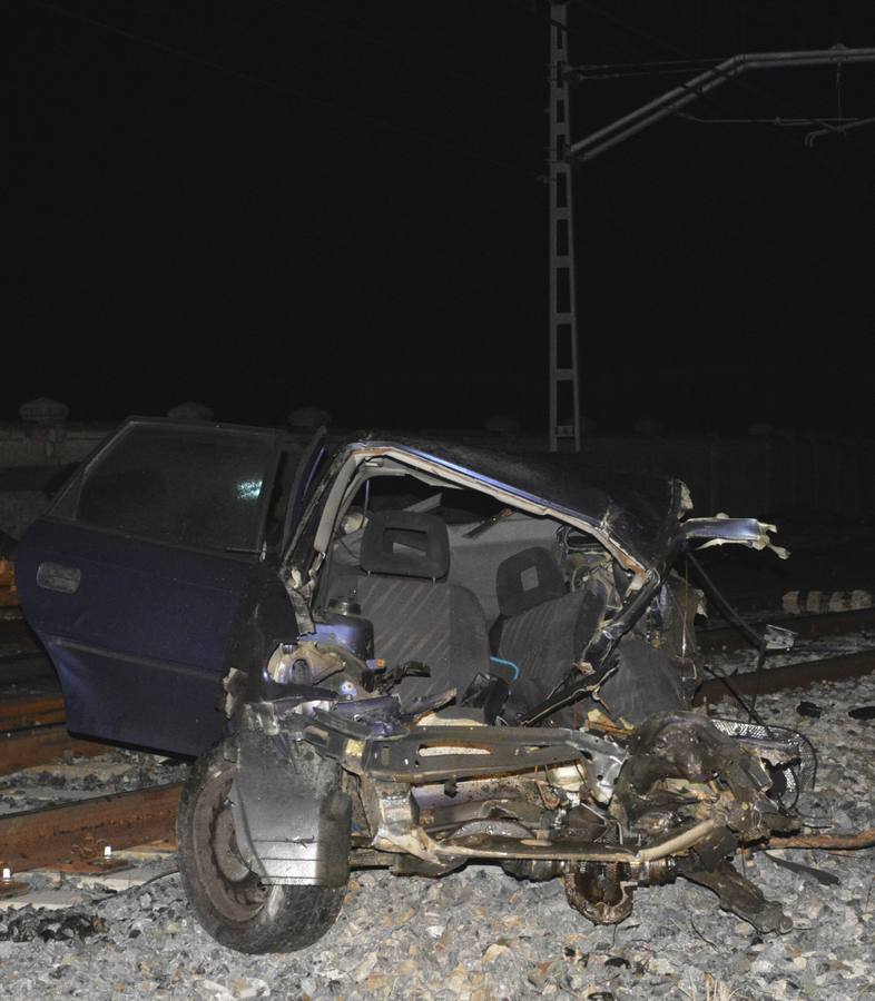 Dos jóvenes mueren arrollados por el tren en un paso a nivel en Palencia