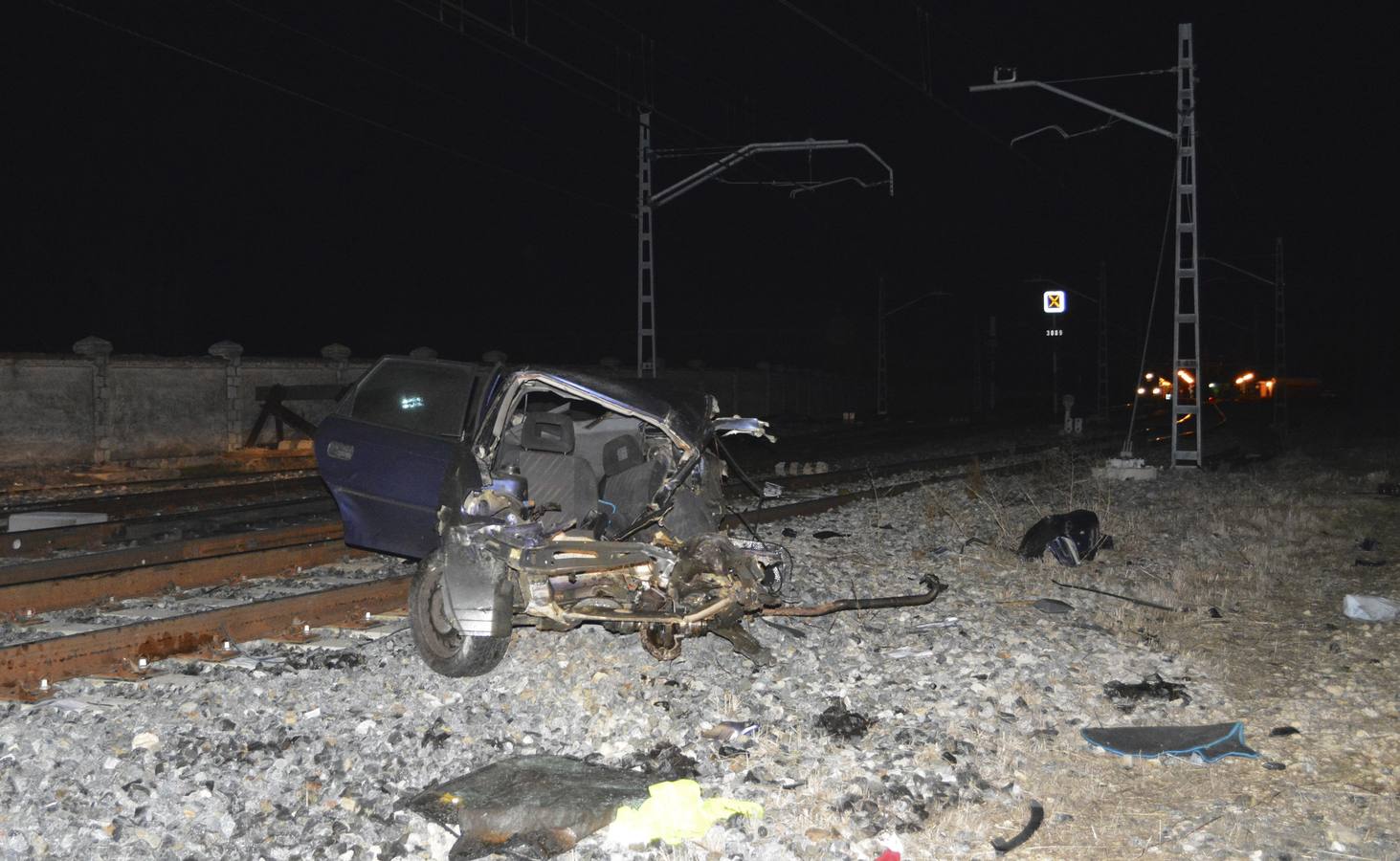 Dos jóvenes mueren arrollados por el tren en un paso a nivel en Palencia