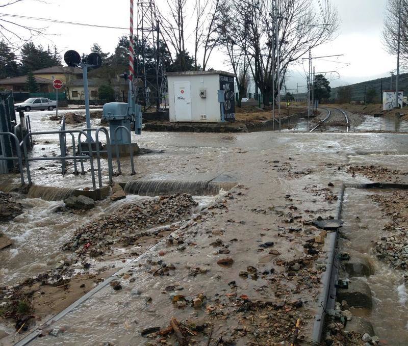 Hundimiento de tierras en las vías del apeadero de la estación del Espinar (Segovia)