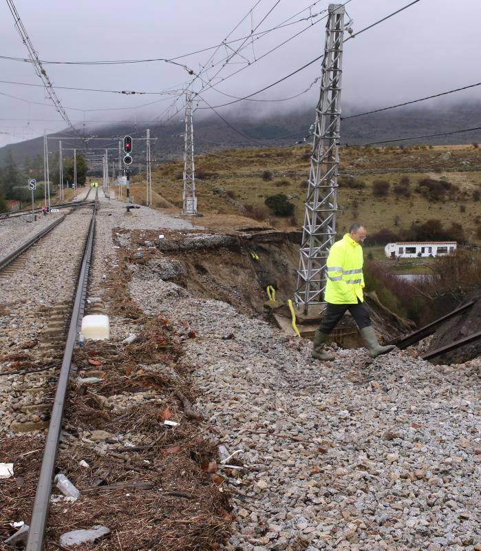 Hundimiento de tierras en las vías del apeadero de la estación del Espinar (Segovia)