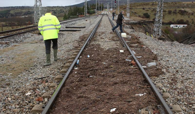 Hundimiento de tierras en las vías del apeadero de la estación del Espinar (Segovia)