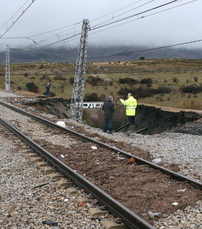 Hundimiento de tierras en las vías del apeadero de la estación del Espinar (Segovia)