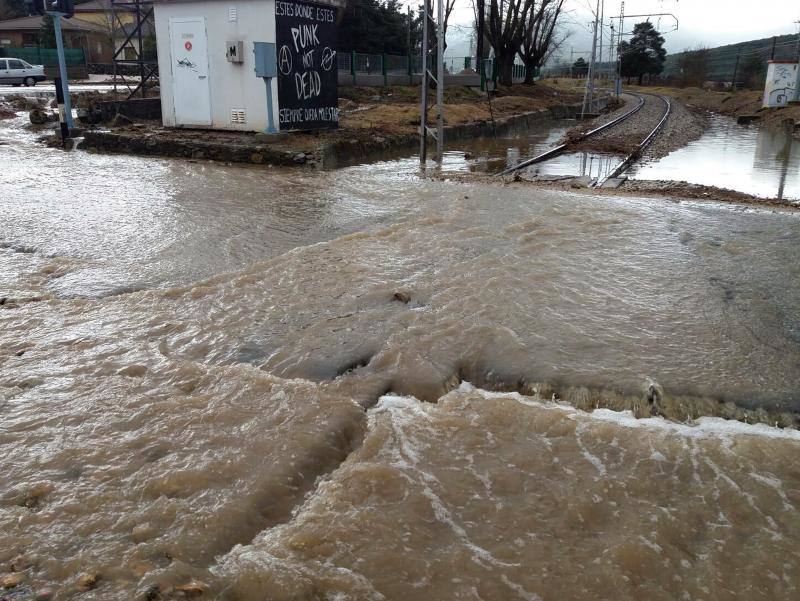 Hundimiento de tierras en las vías del apeadero de la estación del Espinar (Segovia)