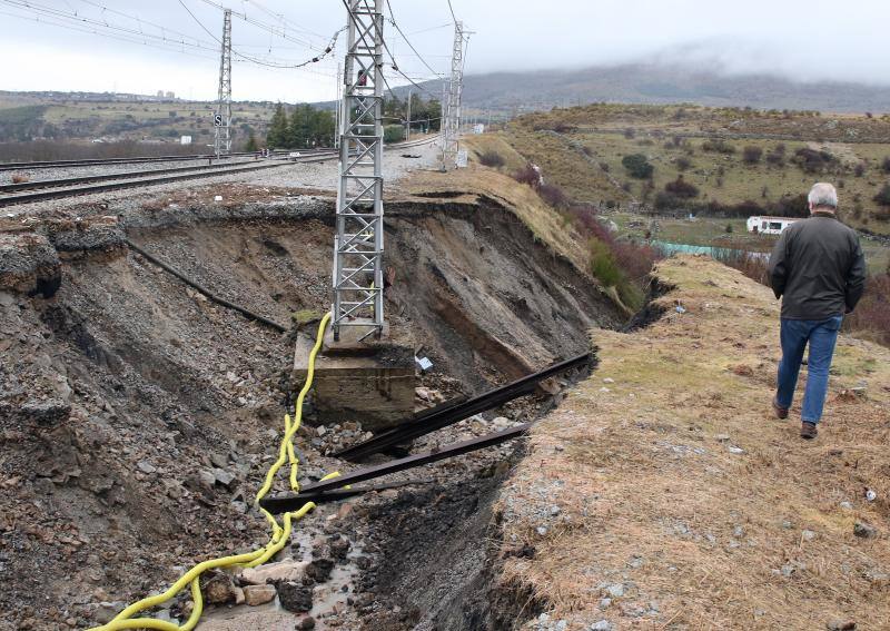 Hundimiento de tierras en las vías del apeadero de la estación del Espinar (Segovia)